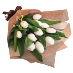 Ramo de tulipanes blancos con envoltorio delicado.