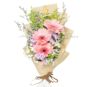 ramo de 3 gerberas rosadas con flores complementarias y follaje