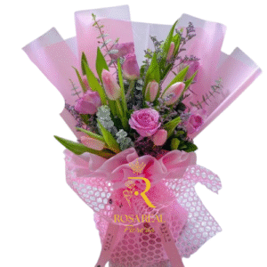 Ramo de rosas y tulipanes con 6 rosas rosadas y 6 tulipanes rosados envueltos en papel y malla rosa con lazo decorativo