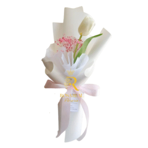 Ramo de un tulipán blanco con gypsophila rosada y envoltorio elegante