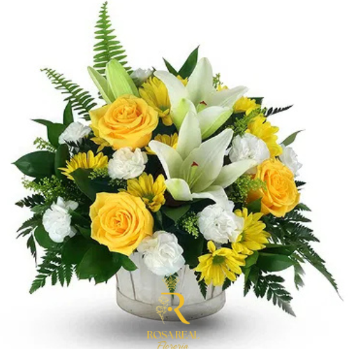 Canasta delicada de rosas amarillas y lilium blancos con follaje verde – Rosa Real Florería