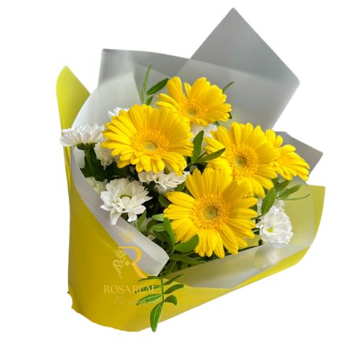 Ramo de 5 gerberas amarillas frescas con follaje y flores blancas decorativas