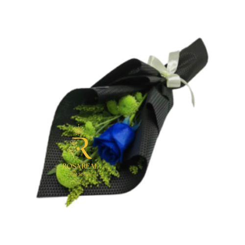 Ramo delicado con una rosa azul tinturada envuelta en papel elegante.