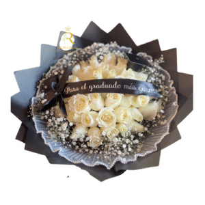 Ramo graduación 24 rosas blancas frescas con envoltura elegante