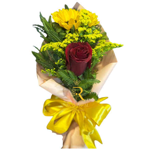 Ramo de una rosa y un girasol envuelto en delicado follaje