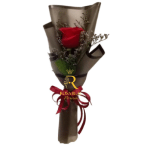 Ramo de una rosa roja envuelta en papel negro con follaje y cinta elegante