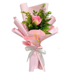 Ramo de 1 rosa rosada con follaje verde y envoltura elegante en tonos rosados