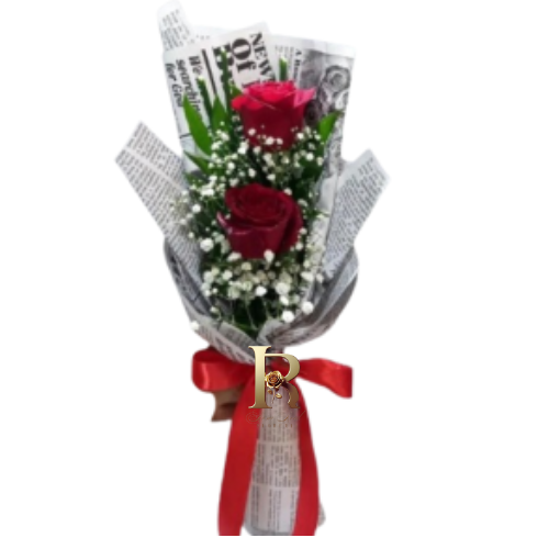Ramo de 2 rosas rojas frescas con envoltura elegante y follaje decorativo