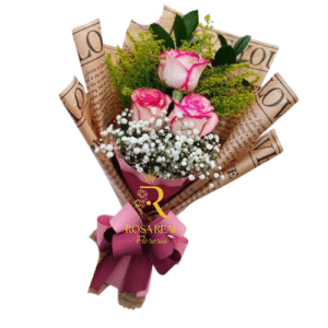 Ramo de 3 rosas rosadas con gypsophila y envoltura tipo papel decorativo estilo vintage