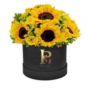 Arreglo floral en box negro cilíndrico con 7 girasoles y 7 rosas amarillas frescas