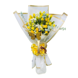Ramo de 10 minirosas amarillas con eucalipto, papel coreano blanco con dorado y adorno de mariposa.