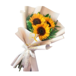 Ramo de 3 girasoles frescos con delicado follaje verde envuelto en papel coreano beige