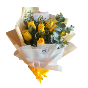 Ramo de 8 rosas amarillas frescas en envoltorio de regalo