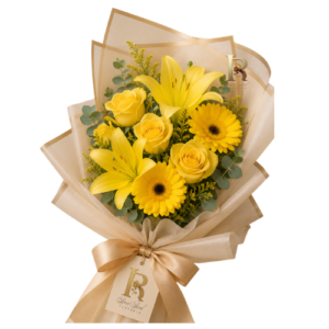 Ramo de rosas, gerberas y liliums amarillos en papel kraft